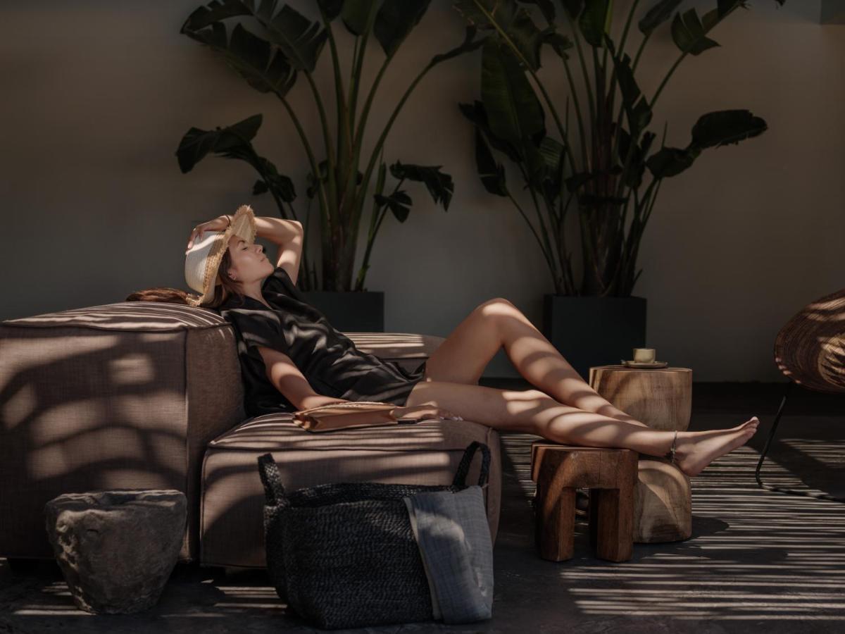 Oku Ibiza (Adults Only) Hotel San Antonio Kültér fotó A woman relaxing