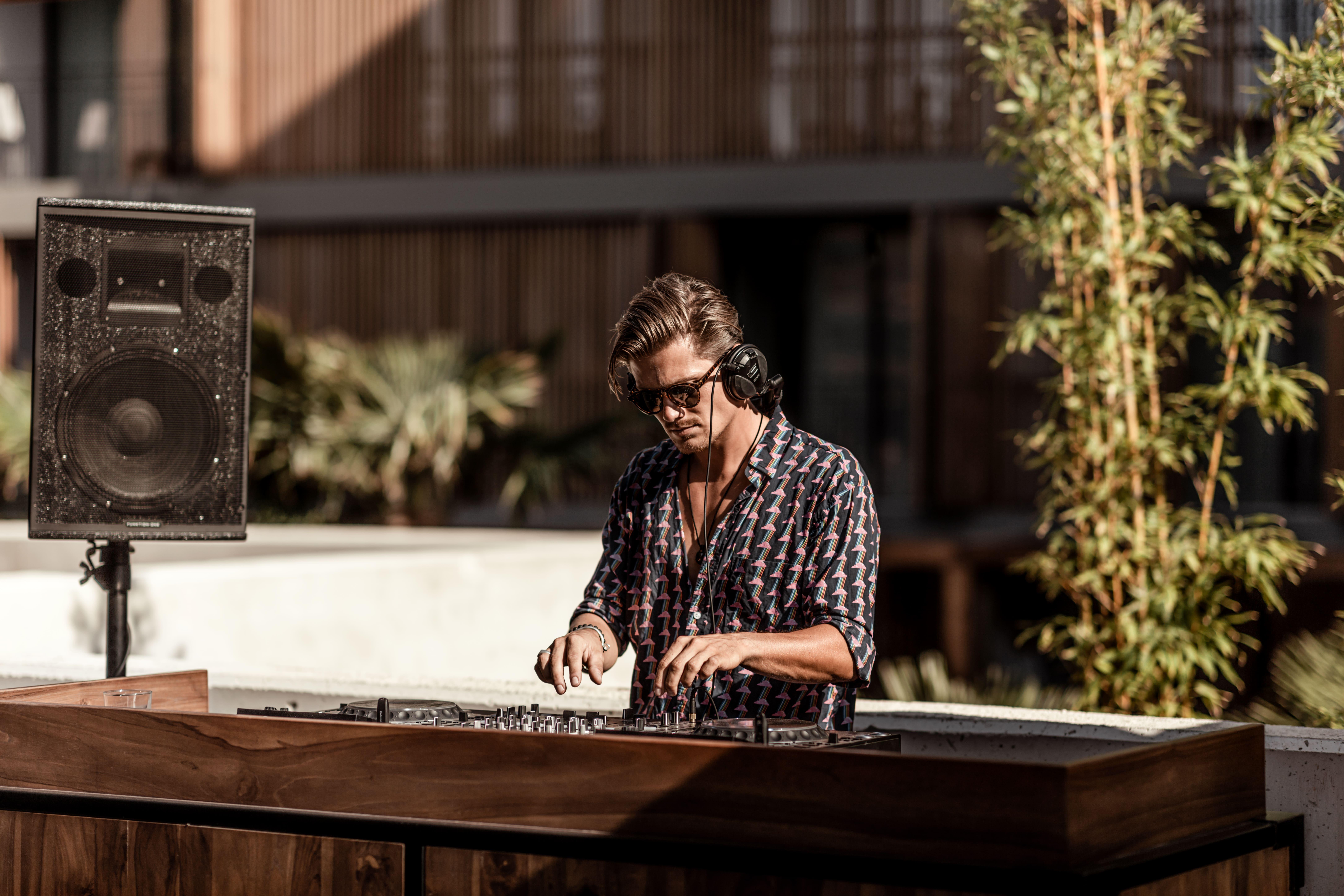 Oku Ibiza (Adults Only) Hotel San Antonio Kültér fotó DJ performing at a pool party